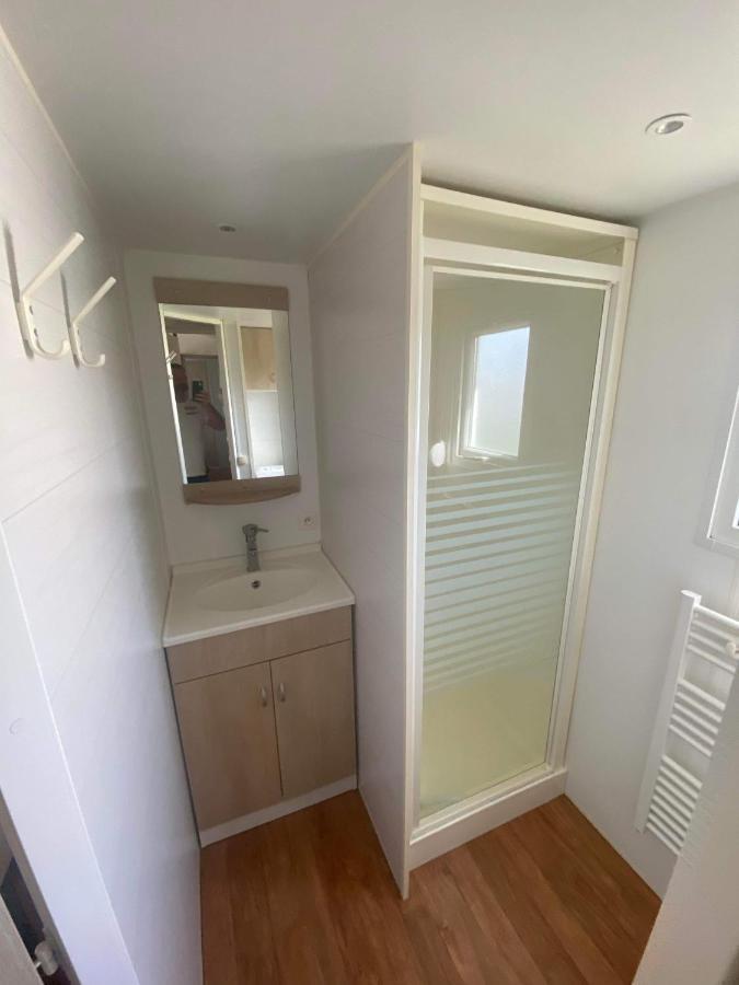 Mobil-Home 4/6 Personnes , Terrasse Couverte ,Piscine Chauffee . Biville-sur-Mer Kültér fotó